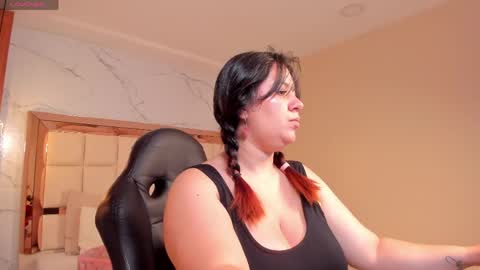 Snapshot of zoes_mile chatting on April 28, 11:37 am Zoes online show from April 28, 11:37 am