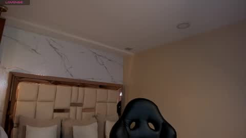 Snapshot of zoes_mile chatting on May 6, 12:10 pm Zoes online show from May 6, 12:10 pm