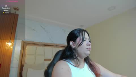 Snapshot of zoes_mile chatting on June 1, 11:34 am Zoes online show from June 1, 11:34 am