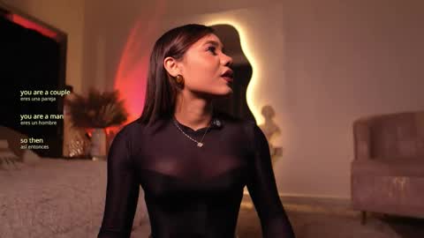 zoevidal_ online show from December 4, 12:03 pm