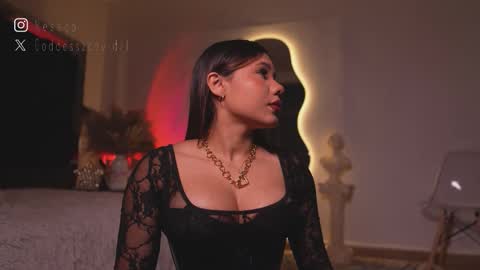 zoevidal_ online show from February 10, 12:09 pm