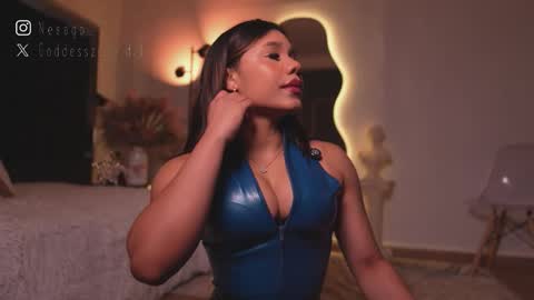 zoevidal_ online show from February 26, 12:15 pm