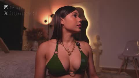 zoevidal_ online show from March 5, 12:12 pm