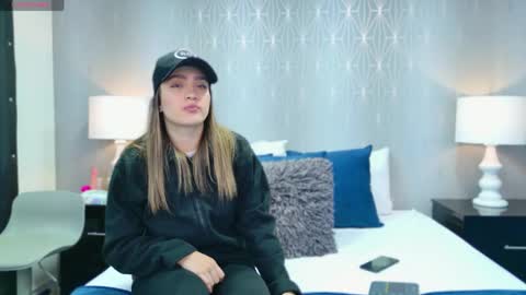 ZoeWilliis online show from April 5, 11:29 am