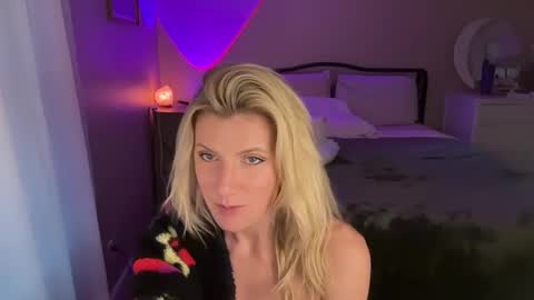 Zoeydanner online show from December 2, 11:29 pm