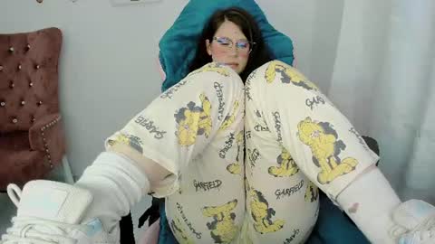 Snapshot of zooeybelair chatting on July 18, 5:00 am Alicie online show from July 18, 5:00 am