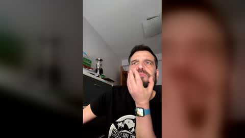 Snapshot of zurdineno chatting on April 29, 10:41 am zurdineno online show from April 29, 10:41 am