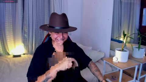Snapshot of zuryramirez_ chatting on April 18, 10:32 pm Zury Ramirez online show from April 18, 10:32 pm