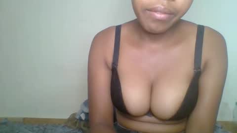 zyraelle_01 online show from May 17, 8:05 pm