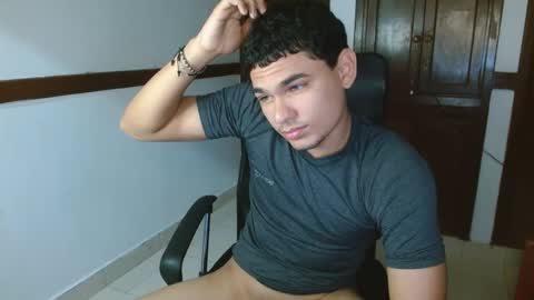 Snapshot of zyrosxk chatting on September 25, 7:01 am antonio felipe online show from September 25, 7:01 am