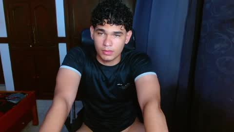 Snapshot of zyrosxk chatting on April 23, 7:09 am antonio felipe online show from April 23, 7:09 am
