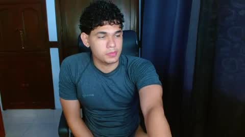 Snapshot of zyrosxk chatting on April 25, 6:27 am antonio felipe online show from April 25, 6:27 am