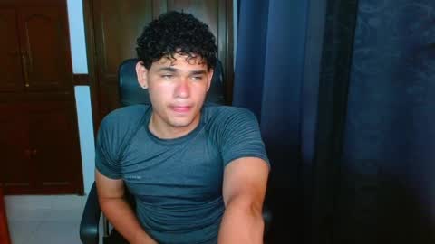 Snapshot of zyrosxk chatting on May 3, 6:19 am antonio felipe online show from May 3, 6:19 am