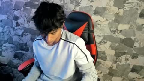 zyzz_1812 online show from May 12, 5:32 pm