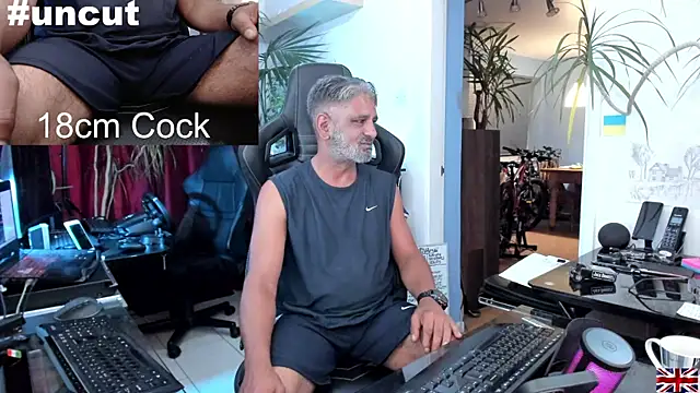 Snapshot of OnlineBossUK chatting on March 17, 8:51 pm OnlineBossUK online show from March 17, 8:51 pm