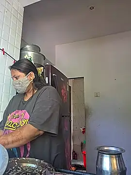 Snapshot of MOM-SUN-COUPLE chatting on October 13, 8:58 am MOM-SUN-COUPLE online show from October 13, 8:58 am