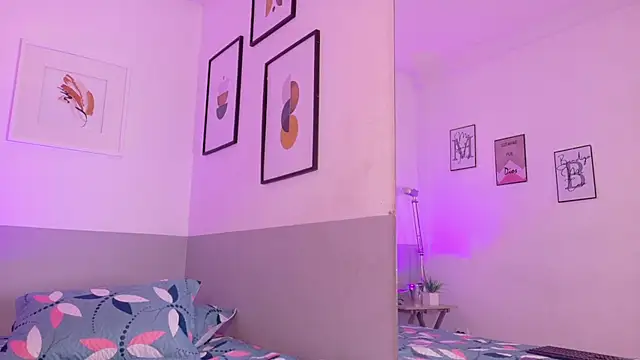 kinkylittlegirll online show from April 4, 2:54 am