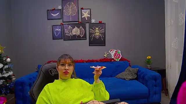 Katewalker  online show from December 21, 9:15 pm