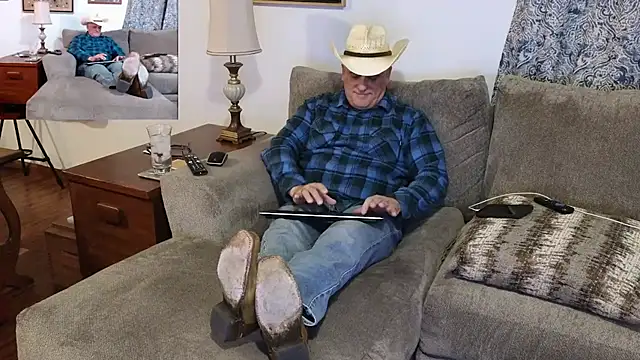 Foxhunt99 online show from February 5, 3:02 am