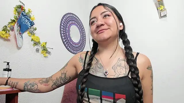 Snapshot of Hanna_moore1 chatting on December 16, 7:21 pm Hanna moore1 online show from December 16, 7:21 pm