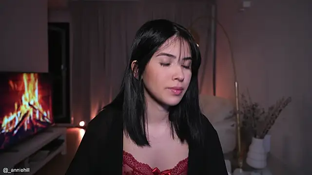 Snapshot of anniehillofficial chatting on October 1, 8:37 pm anniehillofficial online show from October 1, 8:37 pm