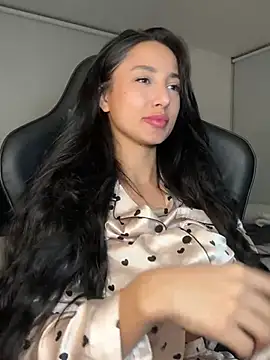 Snapshot of EvaMoet chatting on December 6, 8:05 am EvaMoet online show from December 6, 8:05 am