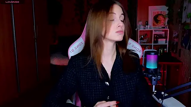 Snapshot of EdelineMaher chatting on December 21, 1:53 pm EdelineMaher online show from December 21, 1:53 pm