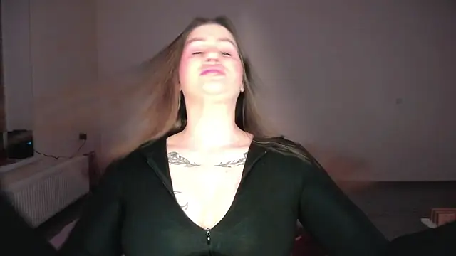 Snapshot of JuicyHelenX chatting on April 18, 8:09 pm JuicyHelenX online show from April 18, 8:09 pm