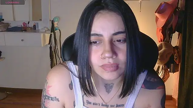 Snapshot of val_bardot chatting on June 9, 3:51 am val bardot online show from June 9, 3:51 am