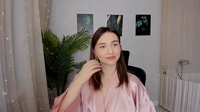 Snapshot of GracefulLook chatting on February 24, 3:44 am GracefulLook online show from February 24, 3:44 am