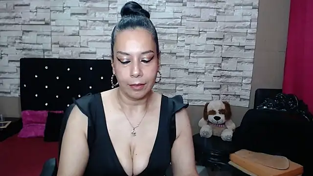 Snapshot of MarianaNight02 chatting on December 15, 4:28 am MarianaNight02 online show from December 15, 4:28 am