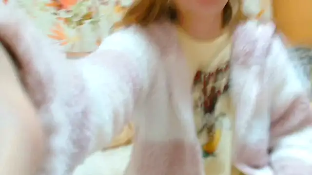 Snapshot of liliyRiSAcha-n chatting on December 25, 7:13 pm liliyRiSAcha-n online show from December 25, 7:13 pm