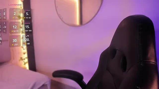 Snapshot of emma_woods_ chatting on December 9, 12:19 pm emma woods  online show from December 9, 12:19 pm