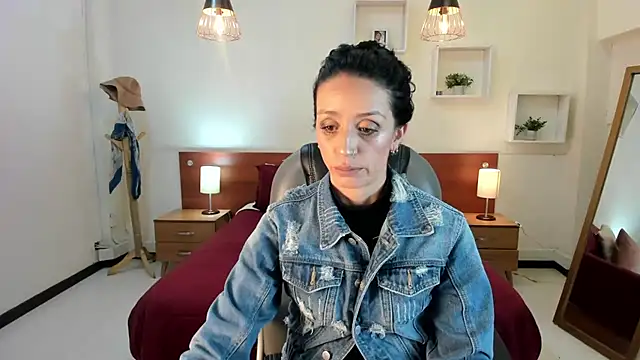 Kristen Garner online show from February 10, 8:00 pm