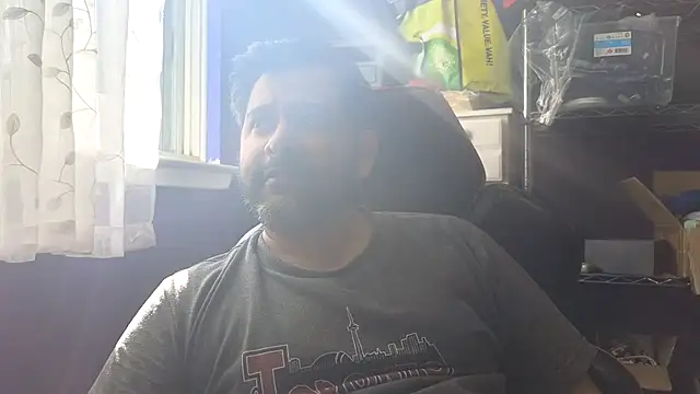 Snapshot of Sakhtlaundaz chatting on June 1, 12:51 pm Sakhtlaundaz online show from June 1, 12:51 pm