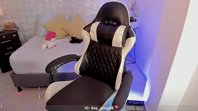 anny rouse24 online show from February 15, 2:19 am