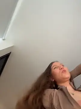 AmelieLaurent  online show from April 4, 5:32 pm