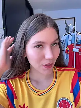 Snapshot of AmelieLaurent_ chatting on June 18, 3:49 pm AmelieLaurent online show from June 18, 3:49 pm