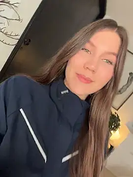 Snapshot of AmelieLaurent_ chatting on July 29, 1:37 am AmelieLaurent online show from July 29, 1:37 am