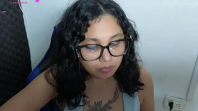 Snapshot of Cuteprincess21 chatting on May 2, 1:21 am Cuteprincess21 online show from May 2, 1:21 am