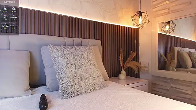 SHANONCLARK online show from December 16, 7:08 pm