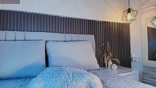 SHANONCLARK online show from March 20, 7:08 pm