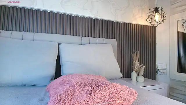 SHANONCLARK online show from April 22, 7:15 pm