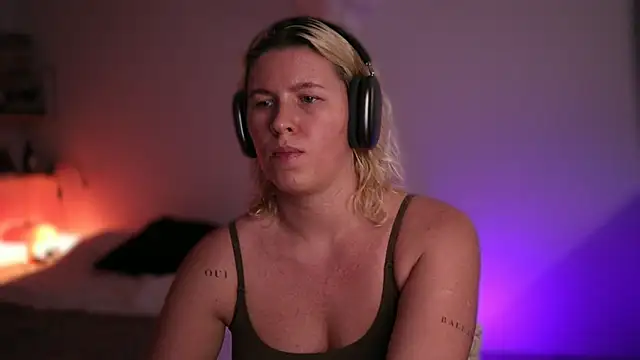 moonamii online show from February 27, 7:15 pm