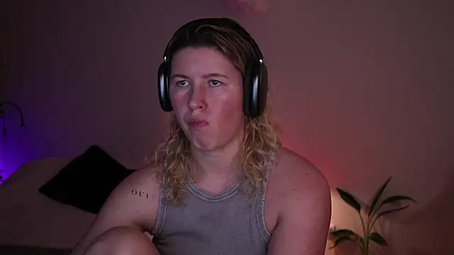 moonamii online show from December 4, 6:05 pm