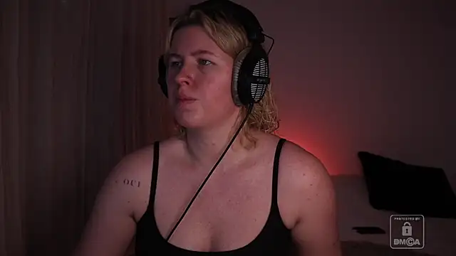 moonamii online show from January 9, 7:04 pm