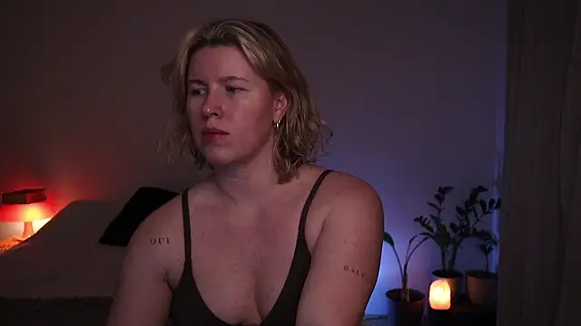 moonamii online show from April 8, 8:42 pm