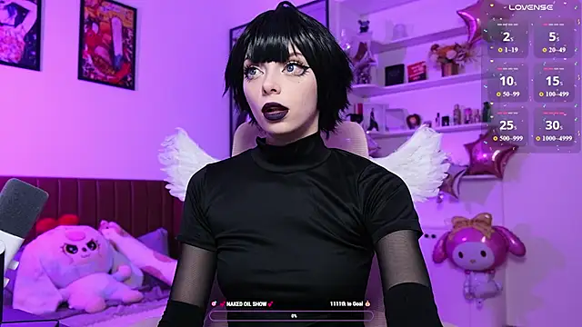 HolliWould  online show from April 26, 12:03 pm