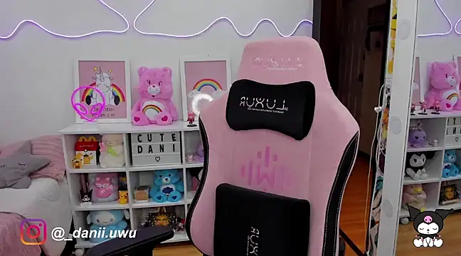 Snapshot of CuteDani_ chatting on March 3, 8:16 am CuteDani online show from March 3, 8:16 am