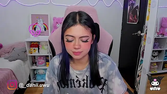 Snapshot of CuteDani_ chatting on March 3, 11:22 am CuteDani online show from March 3, 11:22 am